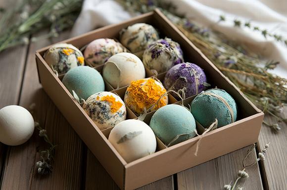 Gift box of bath bombs